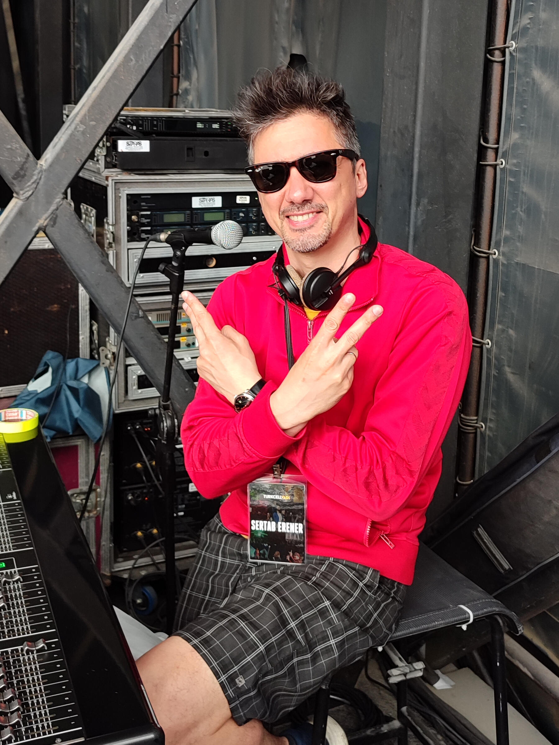 I'm an audio engineer, yet my my profile pic is that of a guitarist :-)